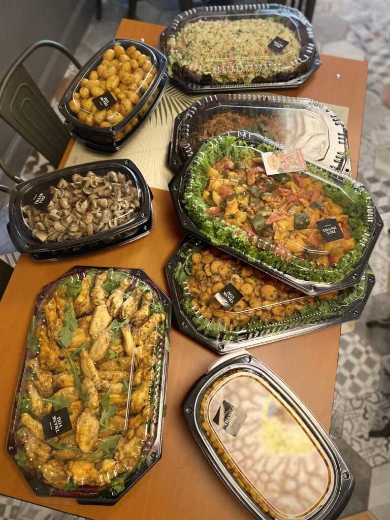 Gedekt cateringbuffet met kippenvleugels, groentestoof en couscous van LaSqala Zwolle