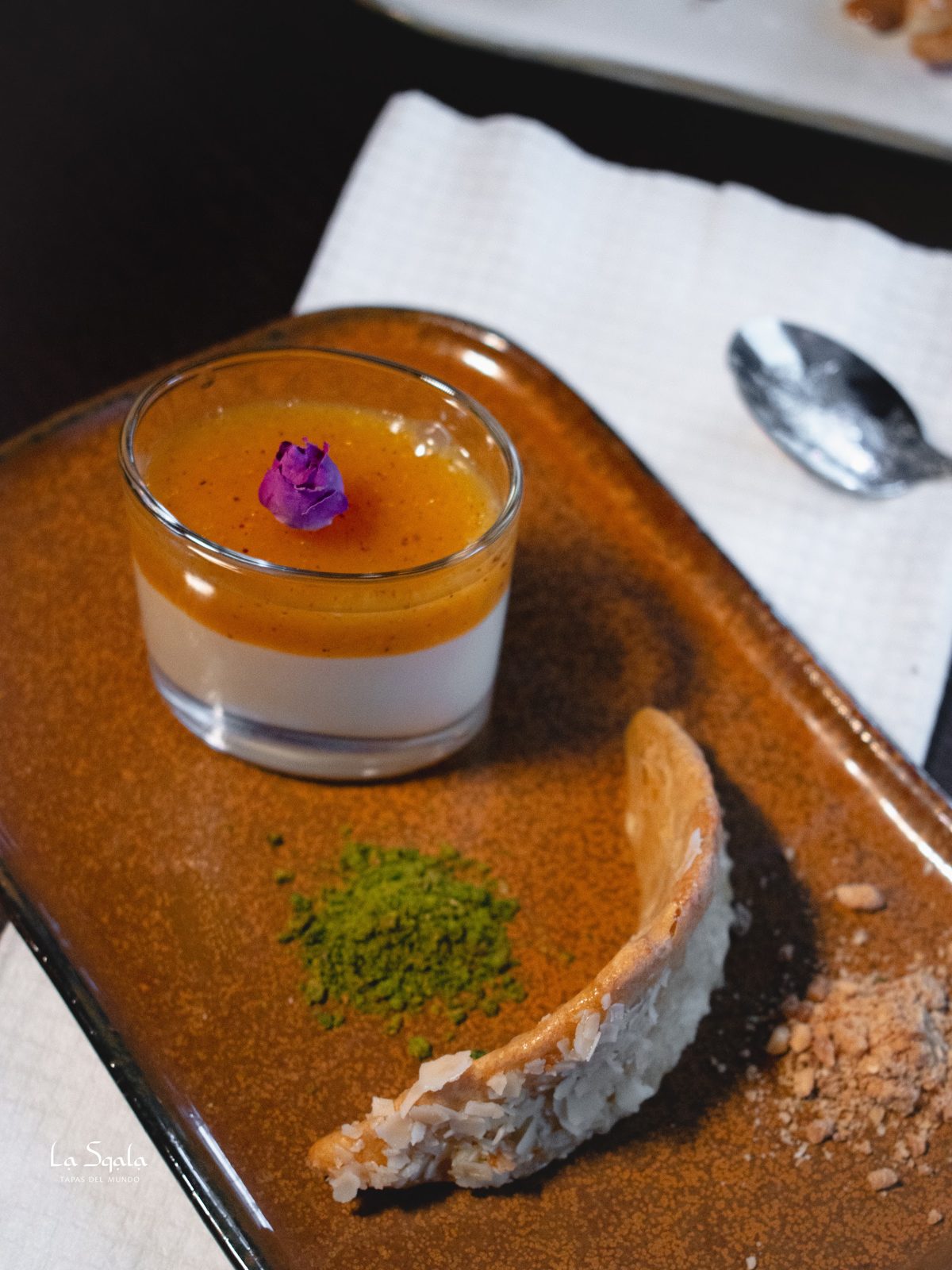 Seizoensdessert van de chef met romige panna cotta en krokante crumble bij LaSqala in Zwolle.