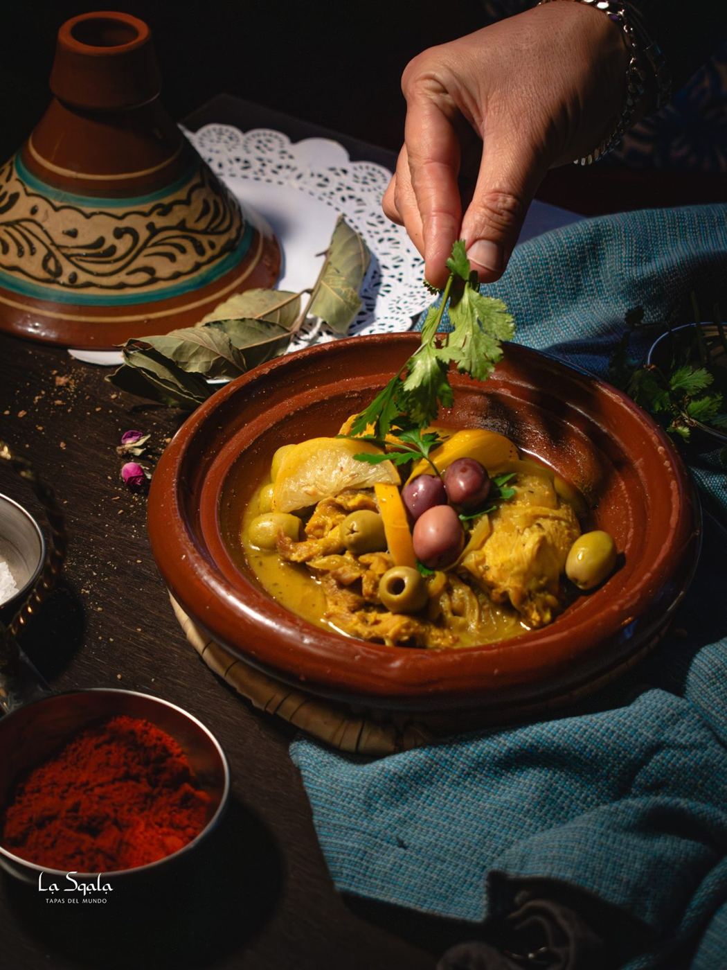 Marokkaanse kip tajine met groene olijven, saffraan en verse koriander bij LaSqala in Zwolle.