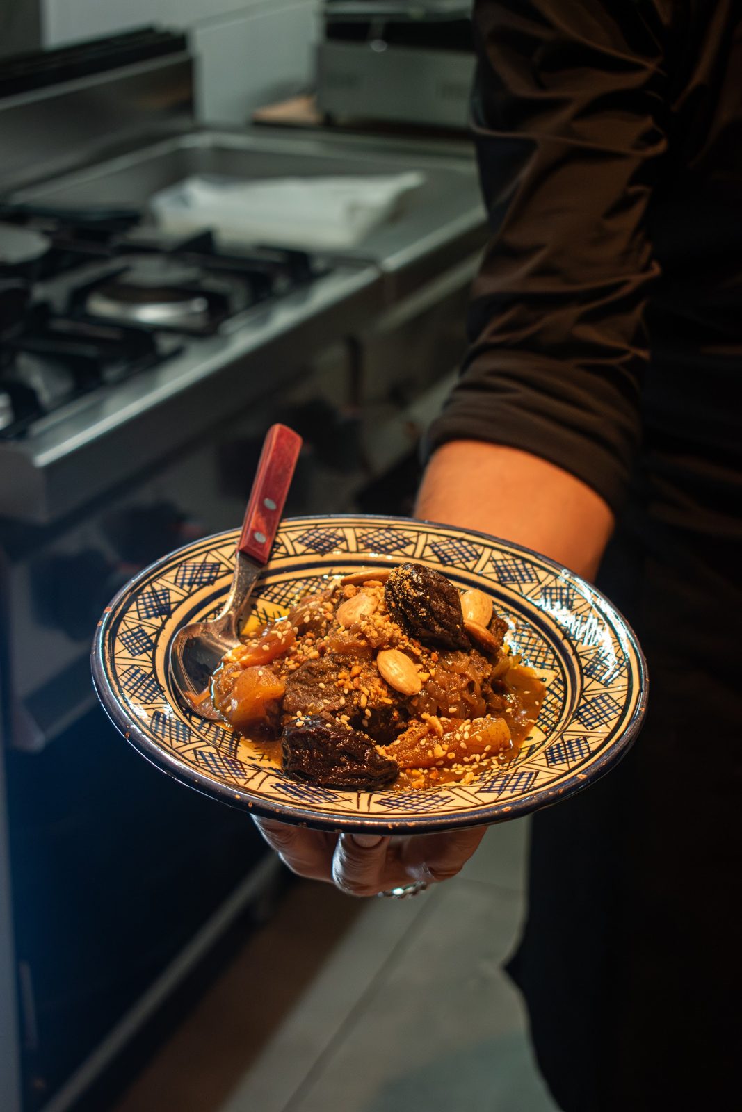Chef serveert een dampende tajine vanuit de open keuken van restaurant LaSqala in Zwolle.